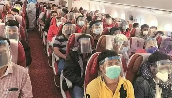 डीजीसीए ने एयरलाइंस को जारी किया सर्कुलर, विमान में यात्री फेस मास्क पहनने से मना करे तो उसे उतार दीजिए