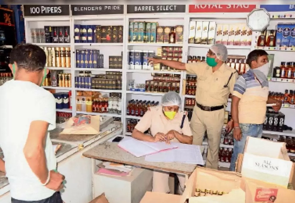 देहरादून के शराब ठेकों में फर्जीवाड़े का बड़ा खुलासा, 15 हजार की नौकरी करने वाले सेल्समैन पर 3 करोड़ की रिकवरी