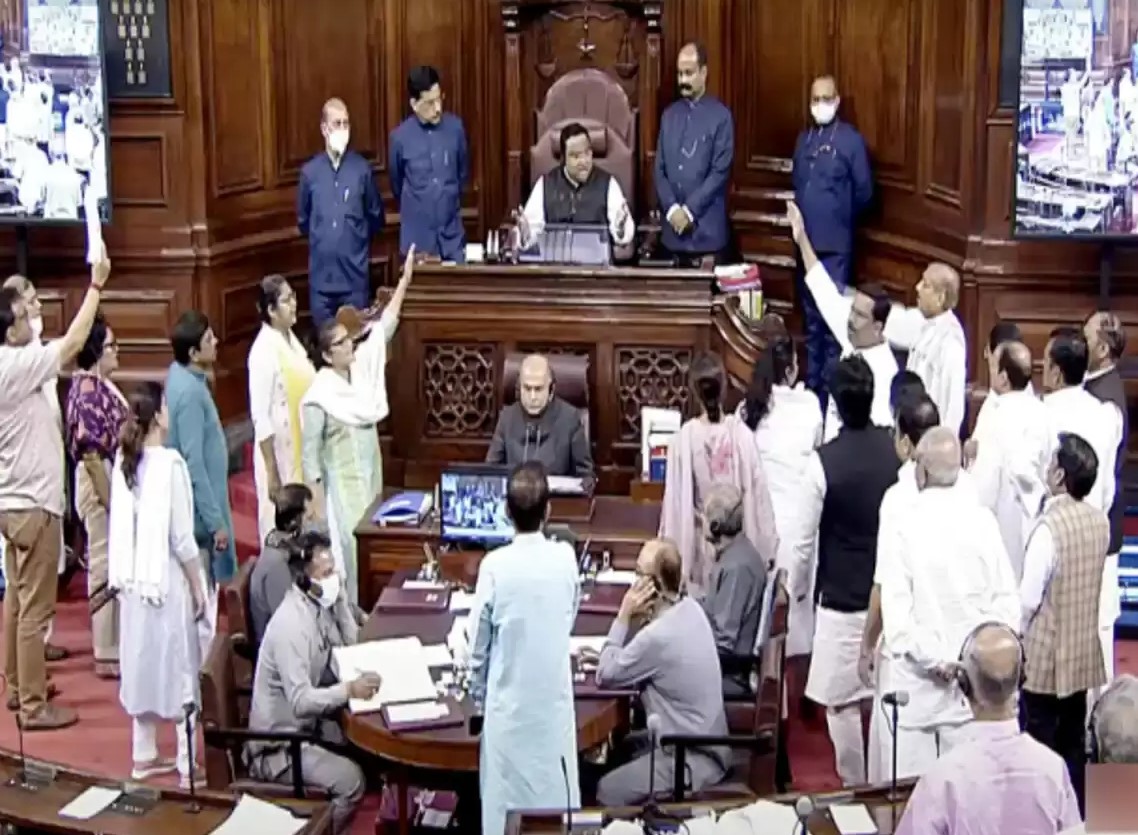 संसद के मॉनसून सत्र के दौरान लोकसभा के 4 कांग्रेस सांसदों के बाद राज्‍यसभा से 19 विपक्षी सांसद निलंबित