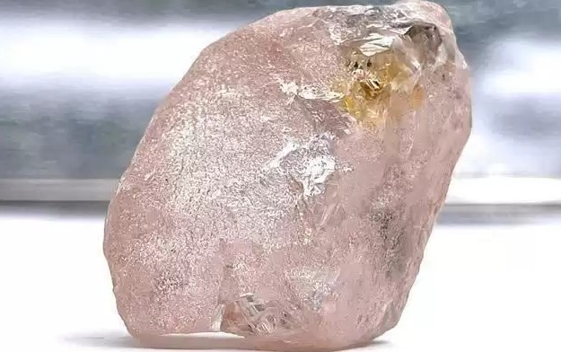 300 वर्षों में सबसे बड़ा गुलाबी हीरा  खोजा गया