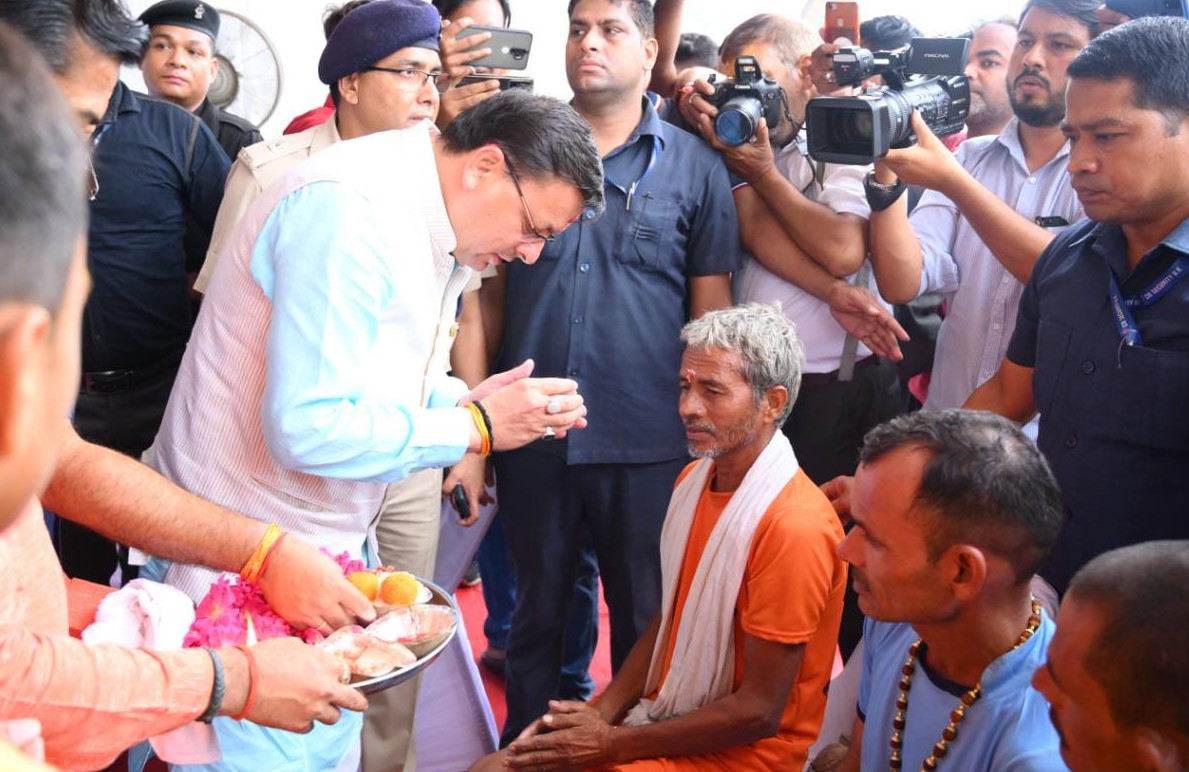मुख्यमंत्री पुष्कर सिंह धामी ने हरिद्वार में डामकोठी के निकट गंगा घाट पर उत्तराखण्ड आये शिव भक्तों के चरण धोकर एवं गंगाजल देकर किया स्वागत
