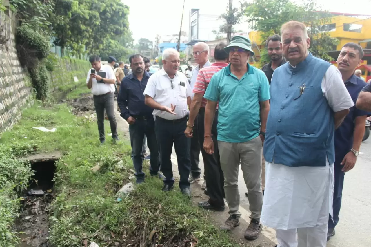 कैबिनेट मंत्री गणेश जोशी ने कैनाल रोड का किया स्थलीय निरीक्षण, कहा- बरसाती पानी की निकासी व्यवस्था को बनाएं सुदृढ