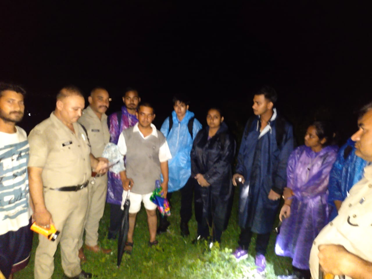 कोटी भद्र राज मंदिर मार्ग पर ट्रैकिंग हेतु गए 6 छात्रों के वापसी में तेज बारिश तथा मार्ग भटकने पर सहसपुर पुलिस द्वारा क्या गया रेस्क्यू