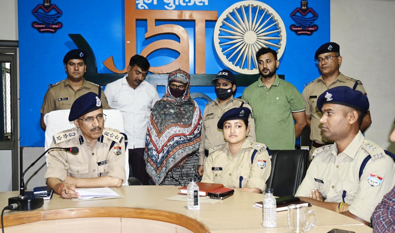 डेढ़ करोड़ की ठगी को अंजाम देने वाली 4 वर्षों से फरार 15000/- रु की इनामी शातिर अभियुक्ता को पुलिस ने मुम्बई से किया गिरफ्तार