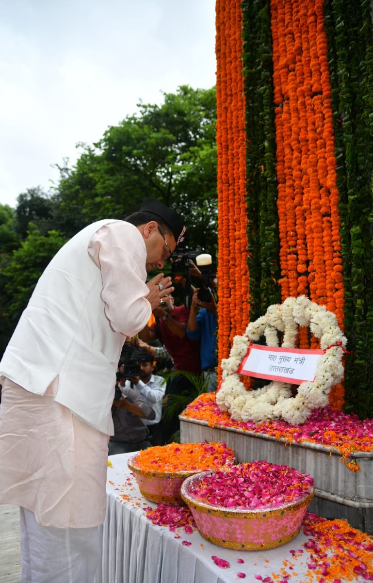 मुख्यमंत्री पुष्कर सिंह धामी ने करगिल विजय दिवस पर शहीद स्मारक पर कारगिल शहीदों को अर्पित की श्रद्धांजलि, शहीदों के परिजनों को भी किया सम्मानित