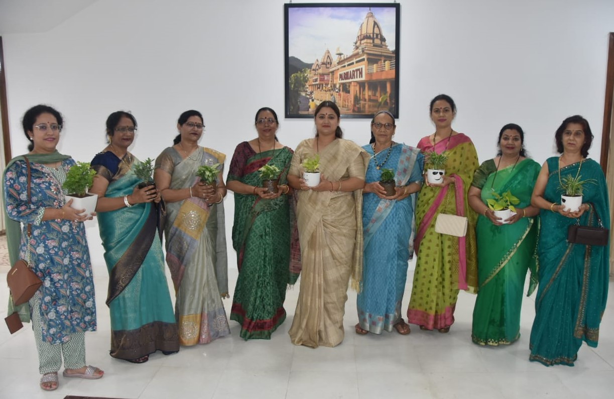 गीता पुष्कर धामी ने हरेला पर्व पर सीएम आवास में वृक्षारोपण करके उपहार स्वरूप मंत्रीगणों एवं विधायकगणों की पत्नियों को पौधे भी किए भेंट