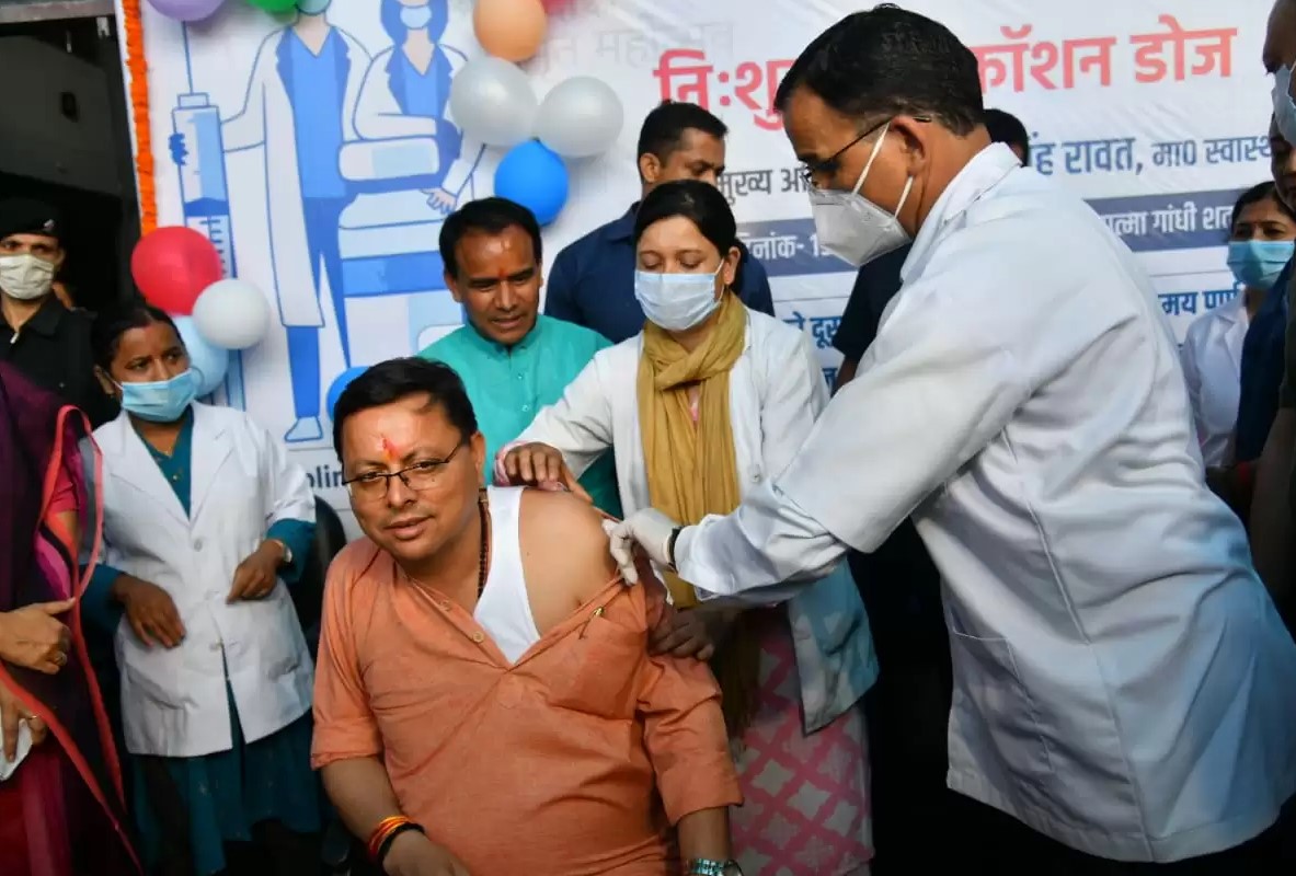 कोविड टीकाकरण अमृत महोत्सव में मुख्यमंत्री ने स्वयं को टीका लगवाकर किया शुभारम्भ