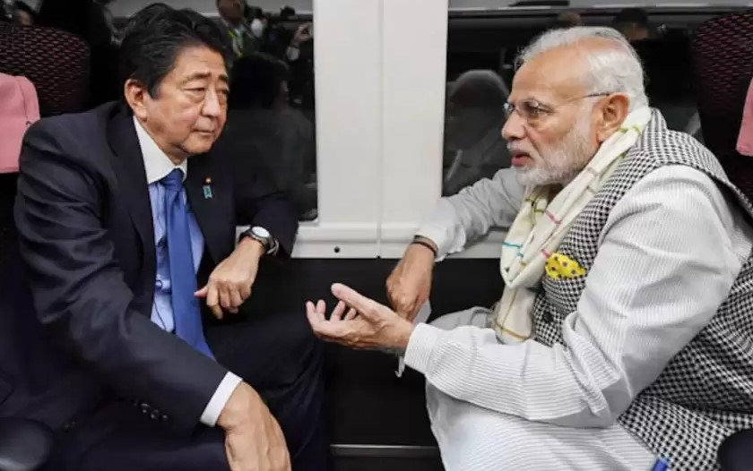 जापान के पूर्व प्रधानमंत्री शिंजो आबे की शुक्रवार को गोलियां लगने के कारण मौत हो गई, भारत में एक दिन का राष्ट्रीय शोक घोषित