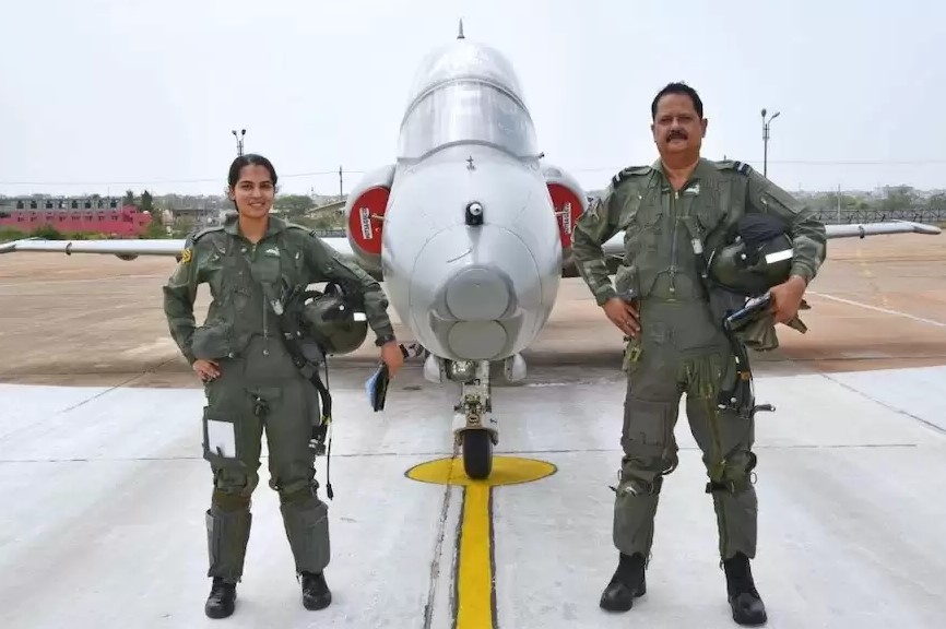 पिता के साथ बेटी ने उड़ाया फाइटर जेट, भारतीय वायुसेना में बन गया इतिहास