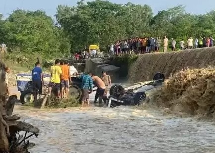 रामनगर के ढ़ेला नदी के तेज बहाव में बही पर्यटकों की कार, नौ लोगों की हुई मौके पर मौत, एक घायल