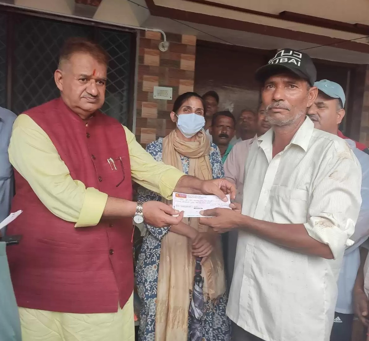 सहस्त्रधारा क्षेत्र के ब्रहमपुरी में भारी वर्षा के कारण हुए भूस्खलन क्षेत्र में कैबिनेट मंत्री गणेश जोशी ने प्रभावितों को 331000 रूपये के सहायता चैक प्रदान किए
