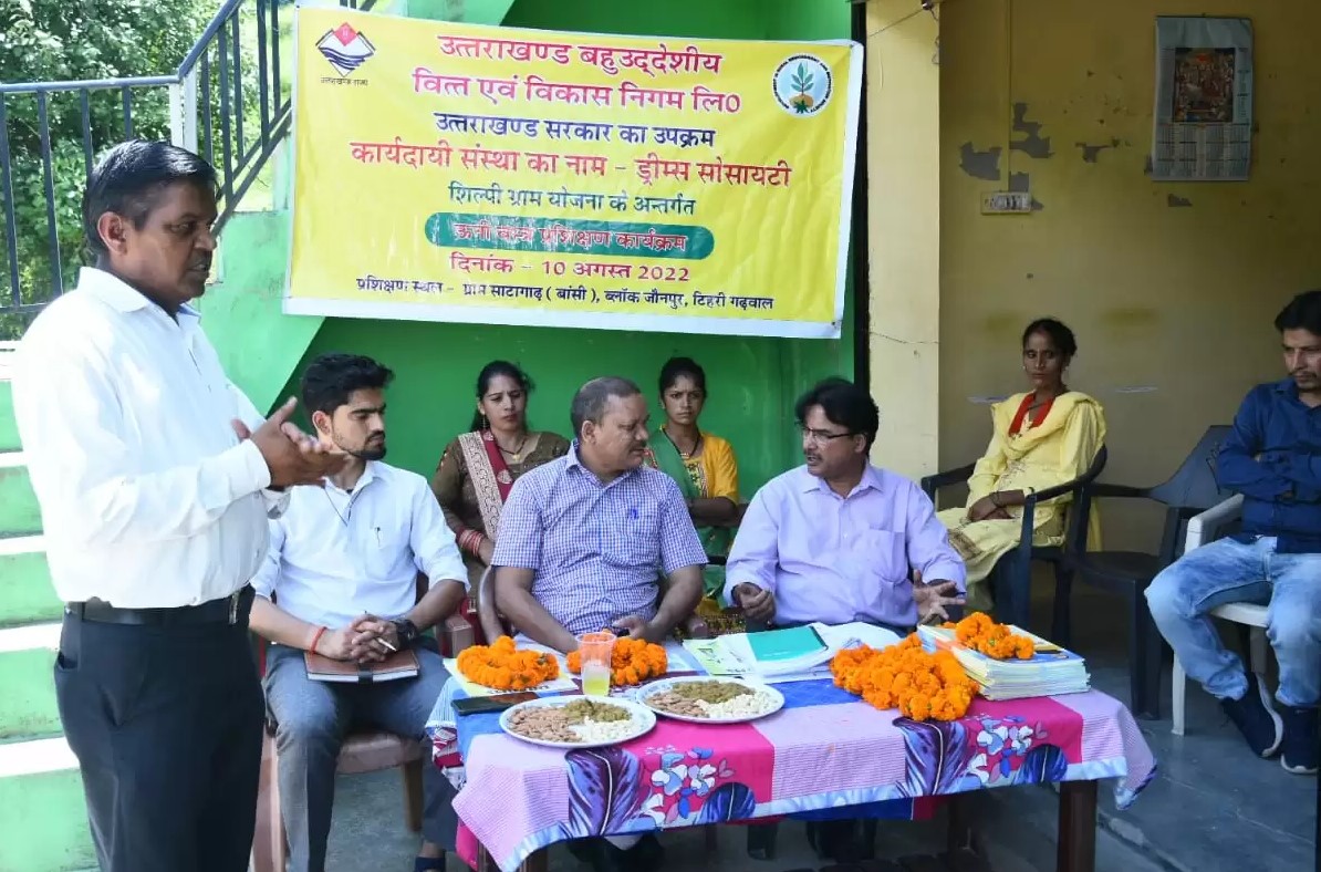 वित्त विकास निगम के सहयोग से ड्रीम्स संस्था ने जौनपुर ब्लॉक में शुरू किया स्वरोजगारपरक ऊन वस्त्र प्रशिक्षण कार्यक्रम