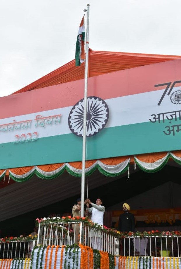 मुख्यमंत्री पुष्कर सिंह धामी ने स्वतंत्रता दिवस के अवसर पर परेड ग्राउण्ड में ध्वजारोहण कर, पुलिस अधिकारियों और कर्मचारियों को विशिष्ट कार्यों के लिए सराहनीय सेवा पदक से किया सम्मानित