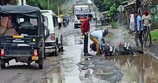 Rishikesh news: तीर्थनगरी में सड़कों पर बने गड्ढे हो रहे जानलेवा साबित, आए दिन दुर्घटनाओं को दे रहे दावत