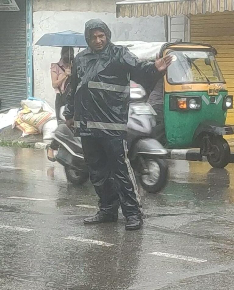 घनघोर बारिश के बीच भी चौराहे पर यातायात संचालित करते नजर आए ट्रैफिक कांस्टेबल विजय प्रसाद रतूड़ी