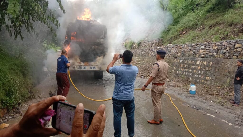 गुजरात के यात्रियों की चलती बस में शॉर्ट सर्किट से लगी आग को पुलिस और फायर सर्विस द्वारा समय पर काबू पाया गया