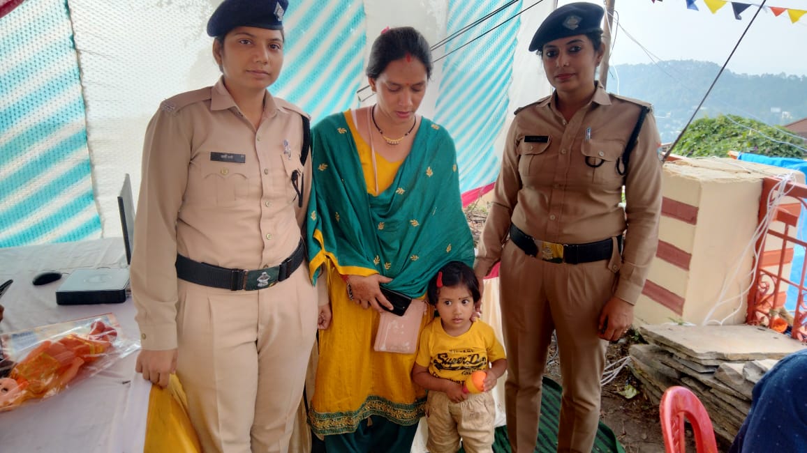 अल्मोड़ा पुलिस ने मां नन्दा देवी मेले में अपनी माँ से बिछुड़ी नन्ही बालिका को खोजकर लौटाई उदास चेहरे की रौनक