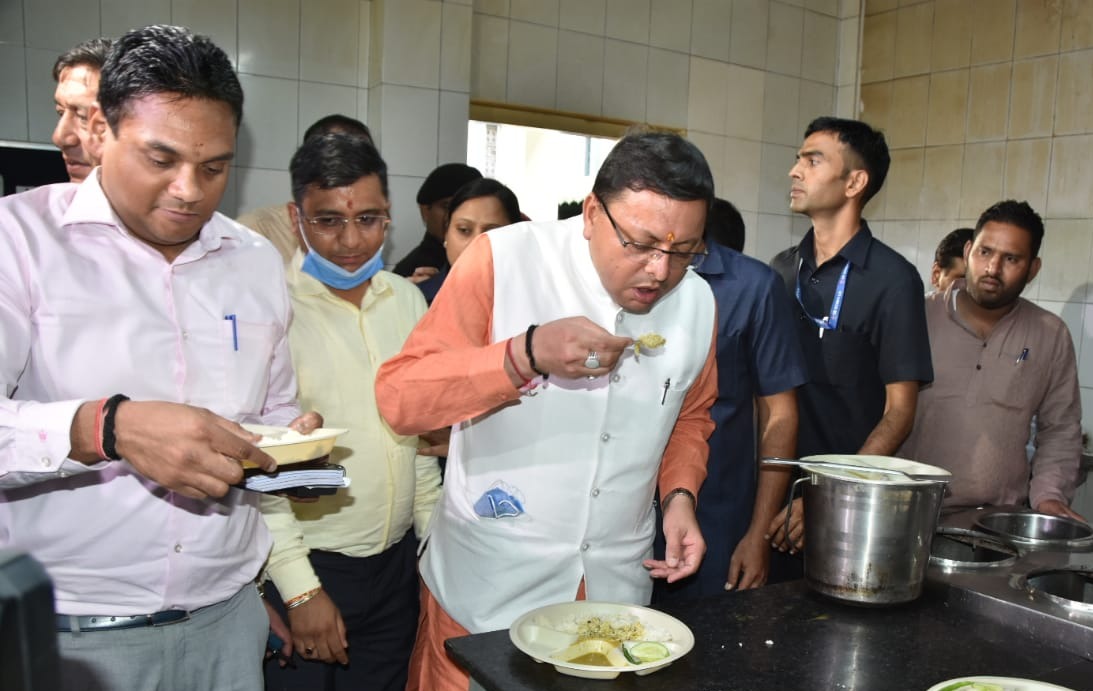 मुख्यमंत्री पुष्कर सिंह धामी ने किया दून अस्पताल का औचक निरीक्षण, मरीजों को दिये जाने वाले भोजन को स्वयं चखकर गुणवत्ता परखी