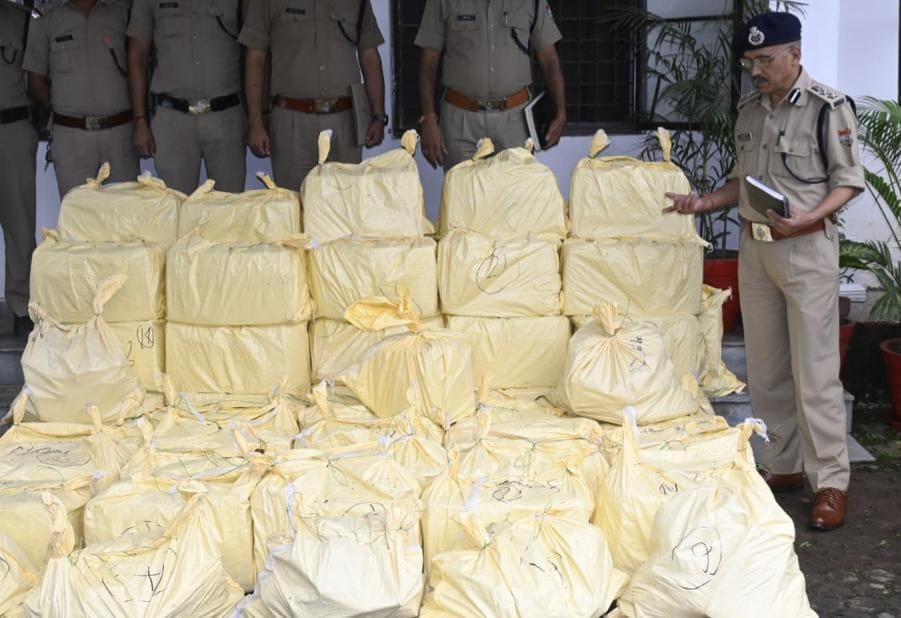 पुलिस टीम द्वारा ग्राम हरीपुर नवादा में एक बंद घर में दबिश देते हुए बरामद की 113 पेटी अवैध अंग्रेजी शराब