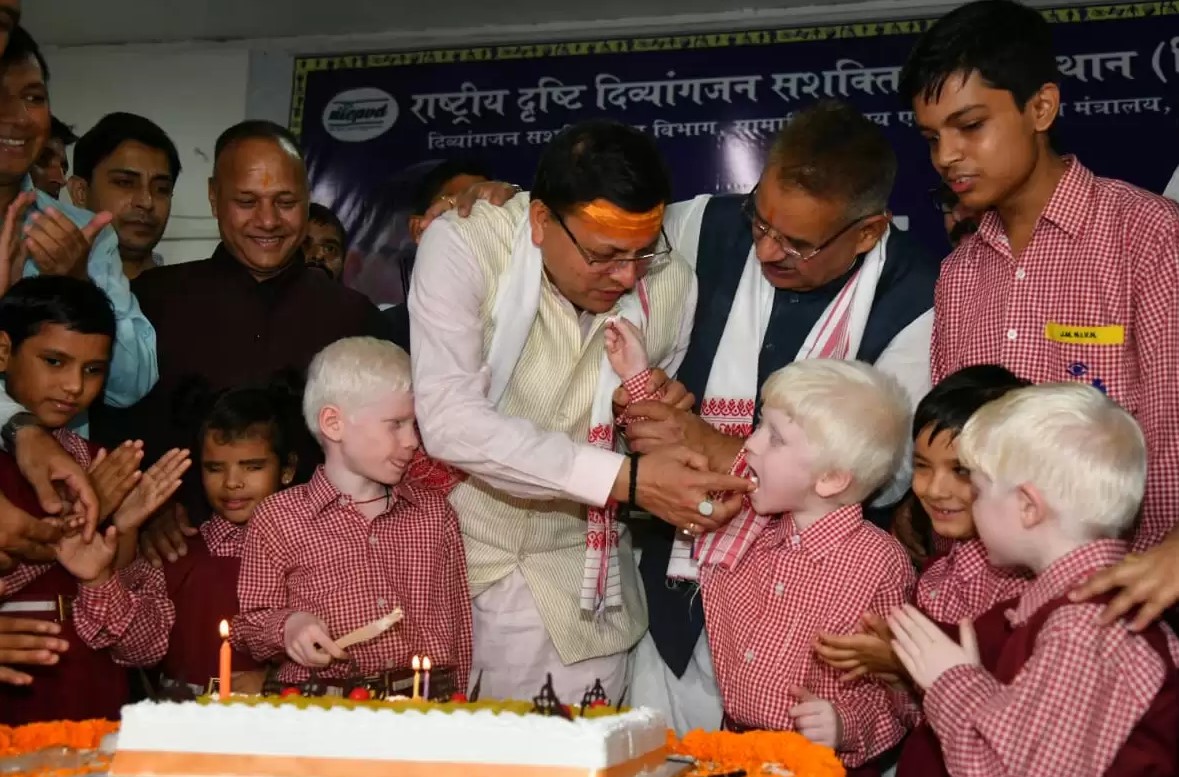 CM धामी ने दिव्यांग बच्चों के साथ मनाया अपना जन्म दिवस