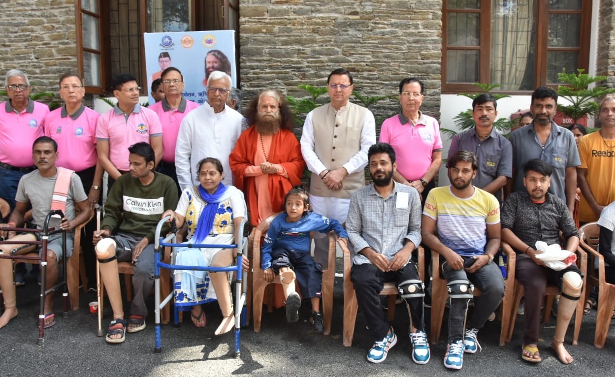 मुख्यमंत्री पुष्कर सिंह धामी ने दिव्यांगजनों के लिए कृत्रिम अंग वितरण कार्यक्रम में किया प्रतिभाग