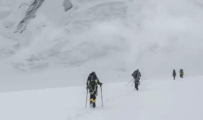 द्रौपदी का डांडा चोटी पर हुए हिमस्खलन की चपेट में आए लापता पर्वतारोहियों की खोज में मौसम बन रहा बाधा