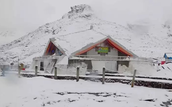 Hemkund Sahib: हेमकुंड साहिब में हुई बर्फबारी के चलते यात्रा पर लगी रोक