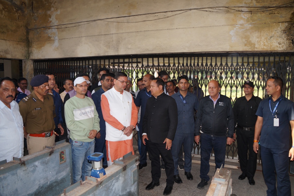 मुख्यमंत्री पुष्कर सिंह धामी ने रानीबाग स्थित एचएमटी फैक्ट्री का किया निरीक्षण