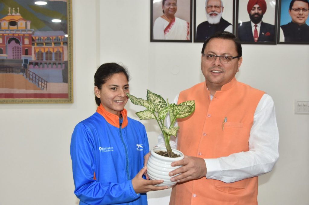 मुख्यमंत्री पुष्कर सिंह धामी से की नेशनल रिकॉर्ड के साथ स्वर्ण पदक जीतने वाली मानसी नेगी और एथलीट सूरज पंवार ने भेंट