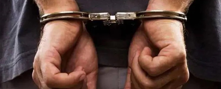 स्कूटी से जा रही छात्रा पर फायर करने वाले अभियुक्त को 48 घंटे में किया गिरफ्तार अभियुक्त के कब्जे से 1 देशी तमंचा किया बरामद