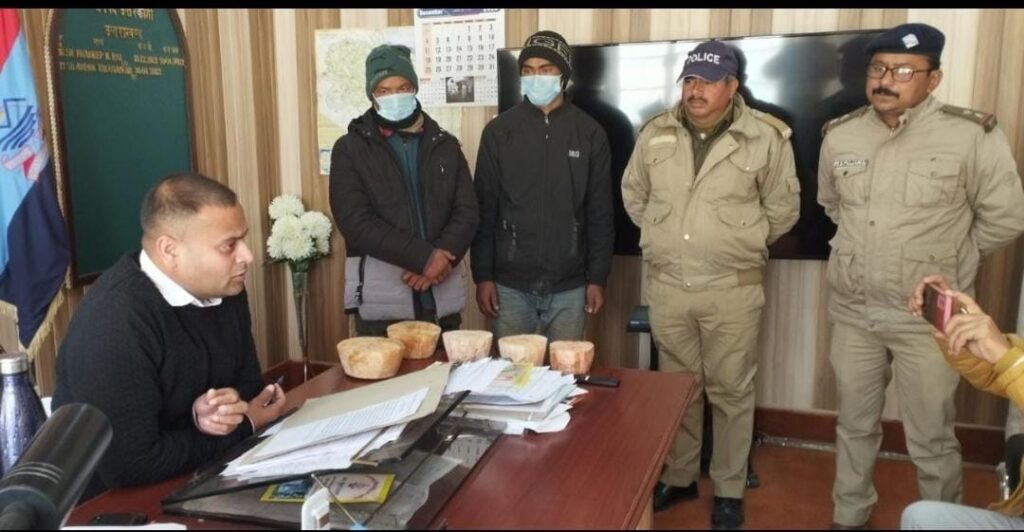 प्रतिबन्धित काजल-काठ की लकड़ी की तस्करी, 3 तस्करों को किया गिरफ्तार