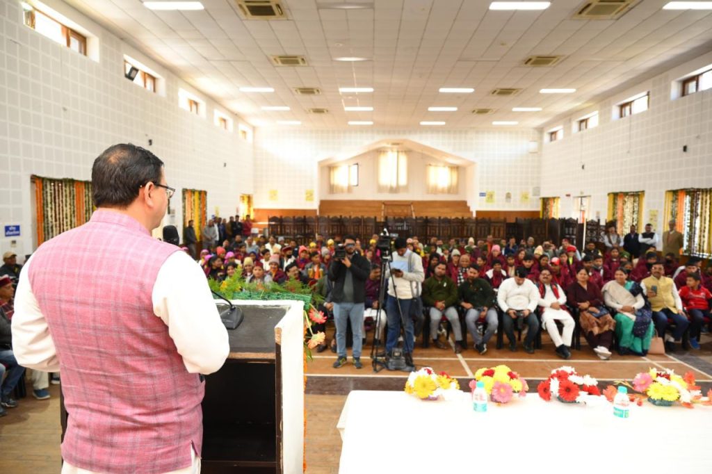 मुख्यमंत्री पुष्कर सिंह धामी ने भारत दर्शन पर जा रहे विधानसभा क्षेत्र देवप्रयाग के मेधावी छात्रों से की भेंट