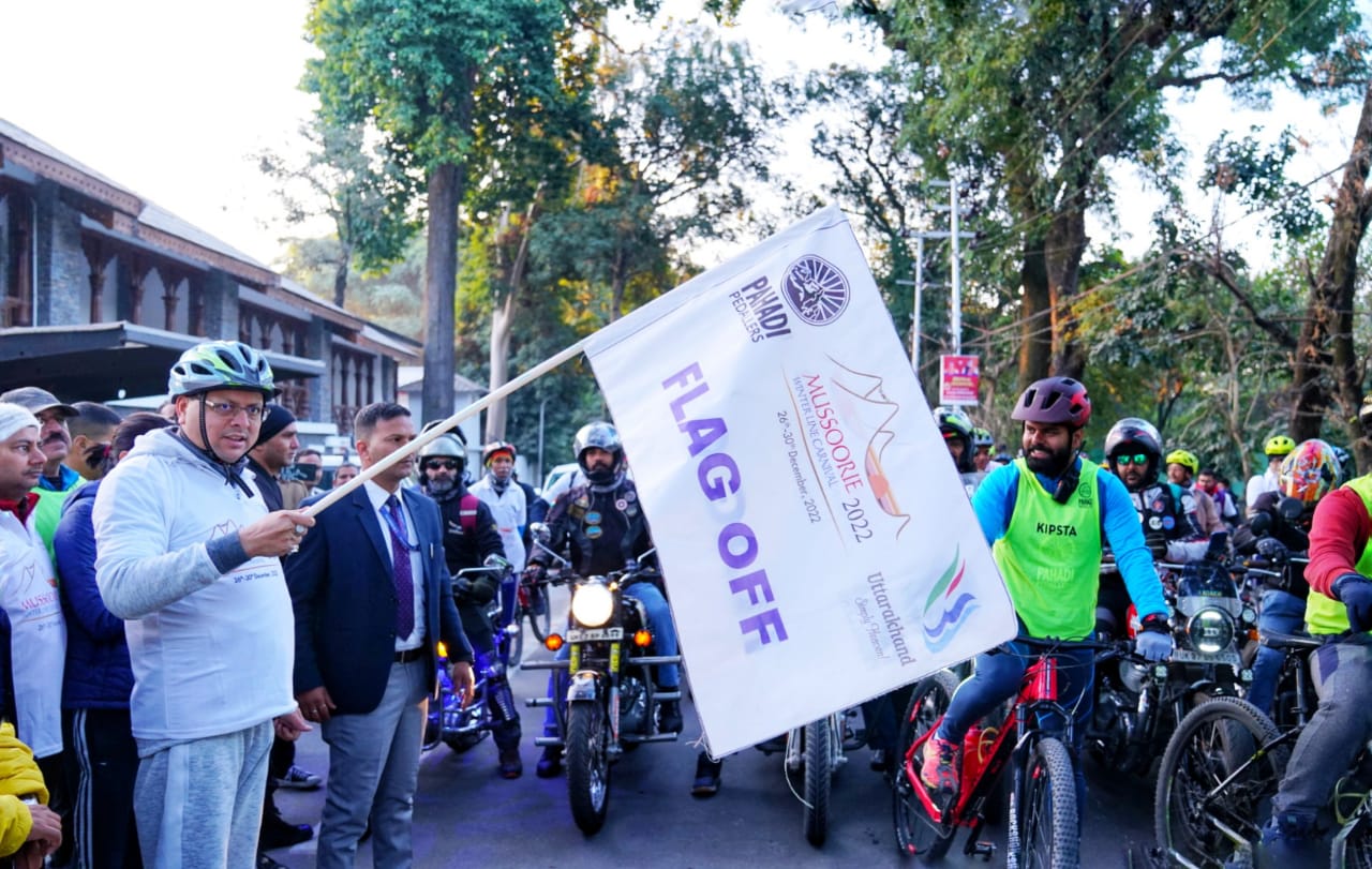 मुख्यमंत्री श्री पुष्कर सिंह धामी ने मुख्यमंत्री कैम्प कार्यालय से मसूरी विंटर कार्निवाल के अंतर्गत साइकिल रैली का शुभारंभ किया