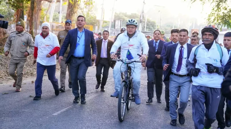 देहरादून की सड़क पर साइकिल चलाते दिखे सीएम, अनोखे अंदाज में दिया युवाओं को फ‍िटनेस मंत्र