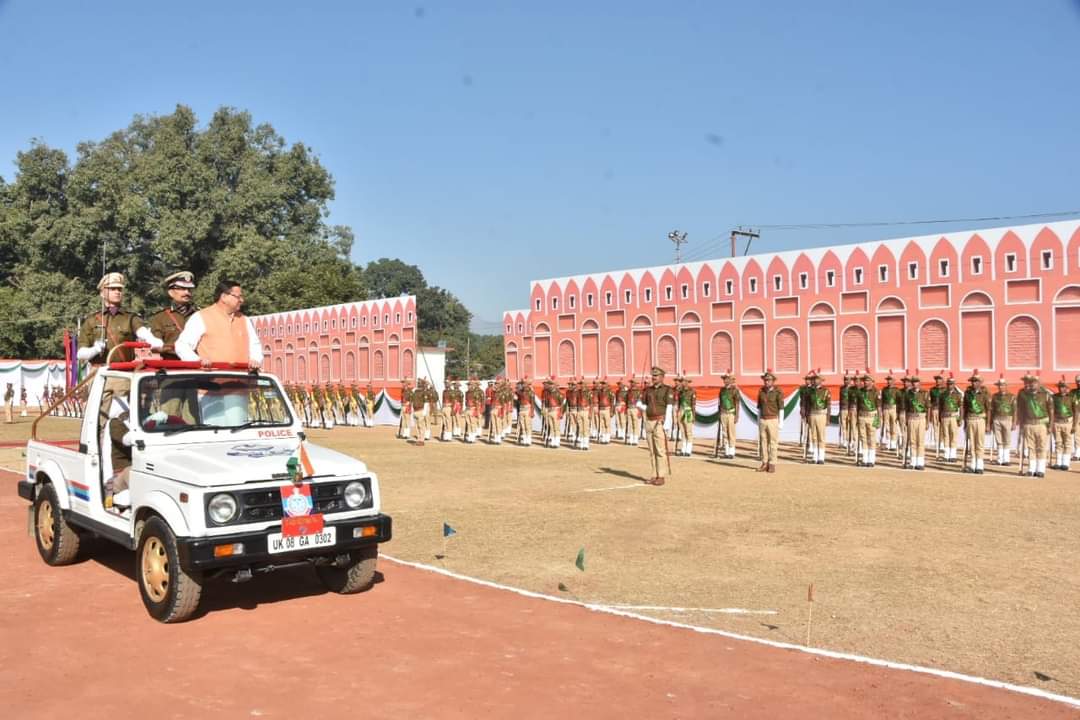 मुख्यमंत्री पुष्कर सिंह धामी ने आज देहरादून में होमगार्ड्स एवं नागरिक सुरक्षा के स्थापना दिवस कार्यक्रम में बतौर मुख्य अतिथि प्रतिभाग करते हुए रैतिक परेड का किया निरीक्षण