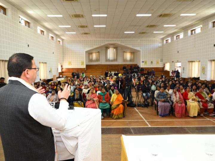मुख्यमंत्री पुष्कर सिंह धामी ने भाजपा प्रदेश महिला मोर्चा द्वारा आयोजित कार्यक्रम में किया प्रतिभाग