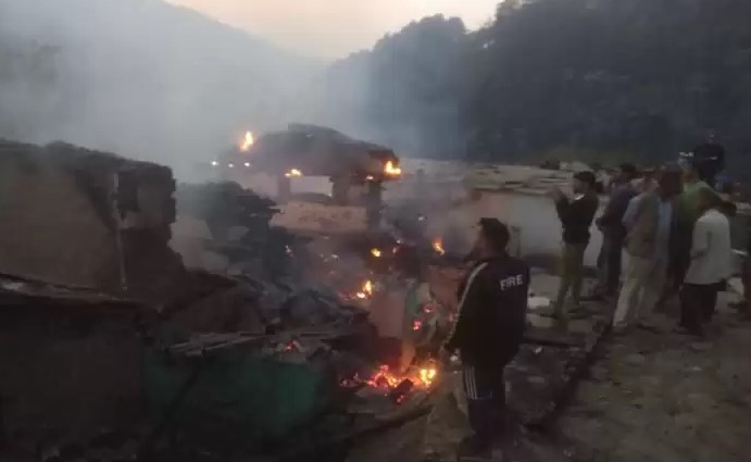उत्तरकाशी जिले के राना गांव में तीन आवासीय मकानों में लगी आग, सारा सामान जलकर हुआ खाक