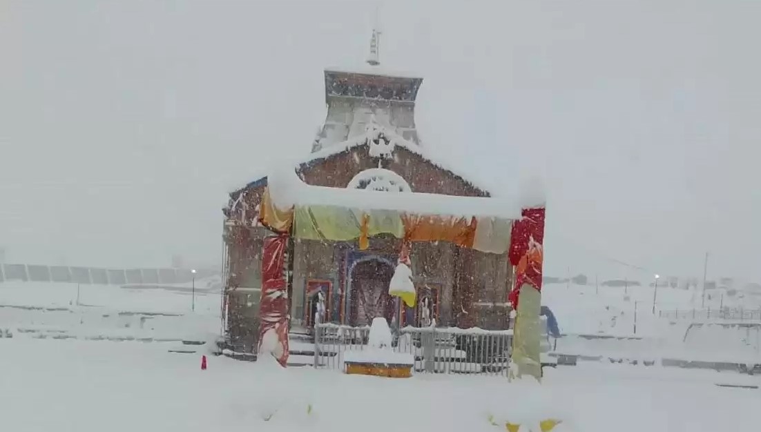 केदारनाथ में हुई साल की पहली बर्फबारी, तो निचले हिस्सों में बूंदाबांदी होने से कड़ाके की ठंड की चपेट में आया समूचा प्रदेश