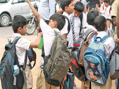 स्कूलों में बच्चों के भारी-भरकम बस्तों का बोझ कम करने के लिये शिक्षा बोर्ड के साथ विचार-विमार्श