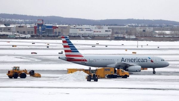 बर्फीले तूफान का कहर, एयरलाइंस कि 2,000 से अधिक उड़ानों में देरी