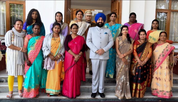 देश के विभिन्न प्रदेशों से आयीं स्वयं सहायता समूह की महिलाओं ने की राज्यपाल गुरमीत सिंह से भेंट