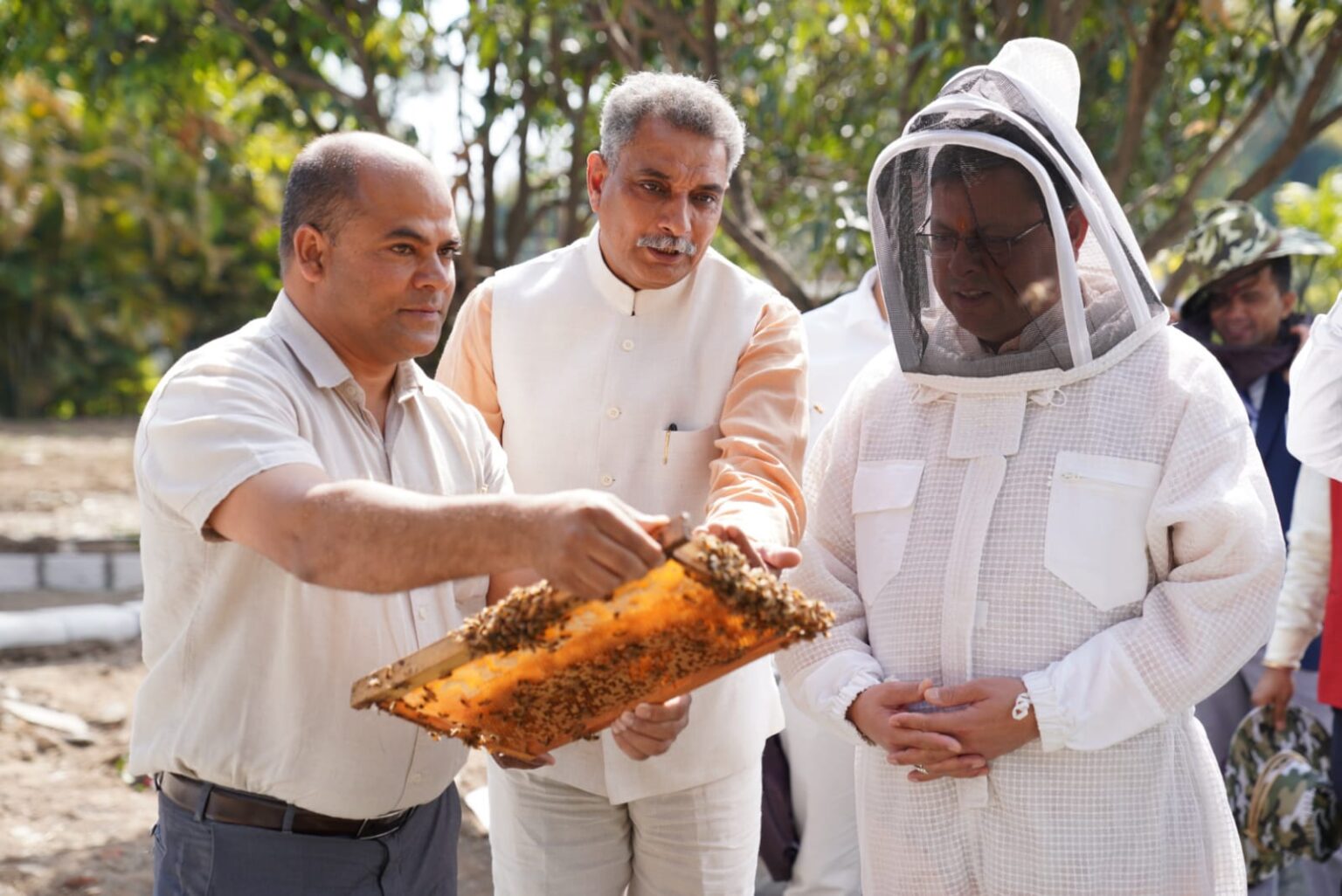 मुख्यमंत्री पुष्कर सिंह धामी ने शहद प्रसंस्करण का किया कार्य, 40 किग्रा शहद का हुआ उत्पादन