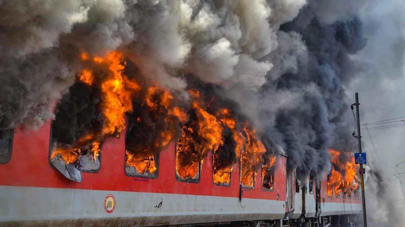 मध्य प्रदेश  मध्य प्रदेश के बांगरोद रेलवे स्टेशन पर बड़ा रेल हादसा, ब्रेक लॉक होने से आग की लपटों में ट्रेन