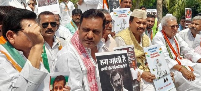 राहुल गांधी की सदस्‍यता जाने के विरोध में कांग्रेस पार्टी ने किया सत्याग्रह आंदोलन