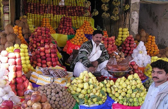 रमजान पर महंगाई से पाकिस्तान की जनता बेहाल, केले 500 रुपए तो अंगूर 1600 रुपए किलो बिक रहे