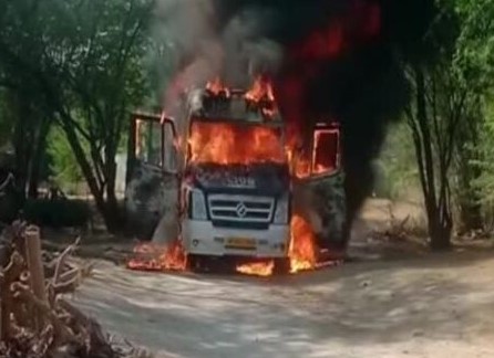 आंध्र प्रदेश में मरीज को ले जा रही एंबुलेंस में लगी आग