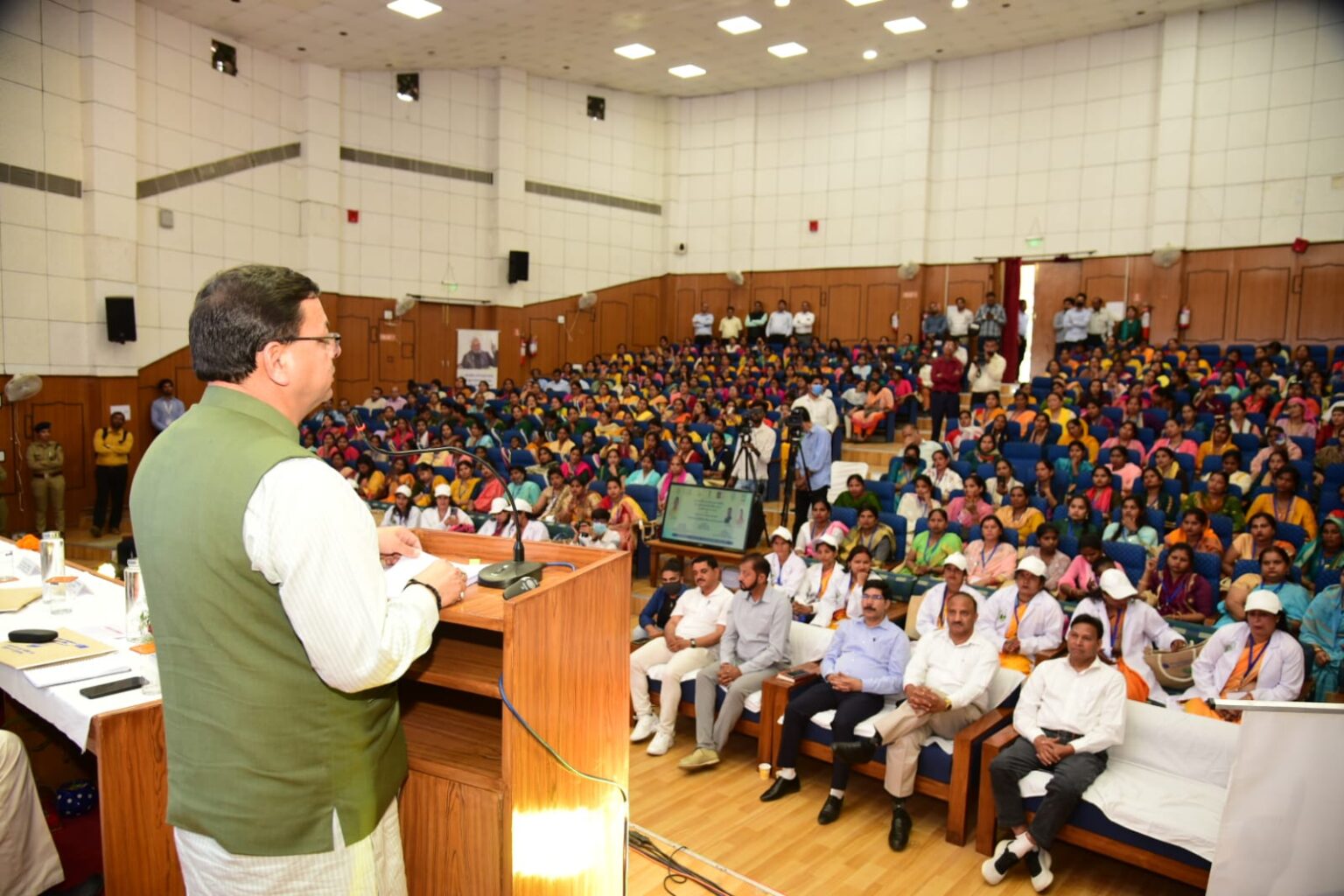 मुख्यमंत्री पुष्कर सिंह धामी ने भारत सरकार द्वारा वित पोषित ए हेल्प योजनान्तर्गत पशु सखी के प्रशिक्षण कार्यक्रम का शुभारम्भ किया