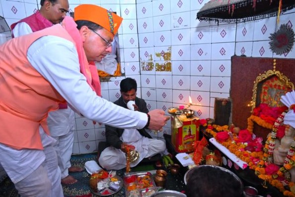सीएम धामी ने अल्मोड़ा भ्रमण के दौरान गोल्ज्यू देवता मंदिर में पहुंचकर की पूजा- अर्चना
