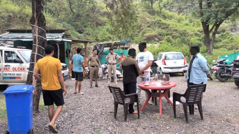 मालदेवता सोंग नदी मै शराब पीने व हुड़दंग करने वाले 15 व्यक्तियों को किया गिरफ्तार