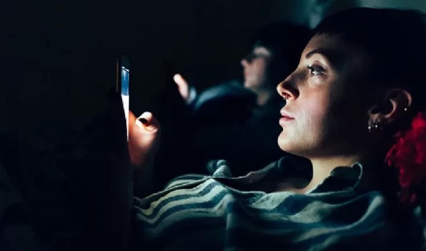डॉक्टरों के अनुसार- देर रात तक मोबाइल देखने की लत छीन सकती है आंखों की रोशनी